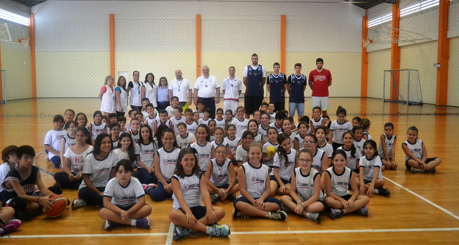 Cinco jogadores do Franca Basquete e o técnico Lula visitaram as crianças (Foto: Franca Basquete)